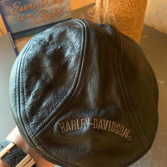 Harley Davidson BLACK, 100 percent SOFT LEATHER, HD NEWSBOX cap. Size SMALL. - Picture 9 of 11